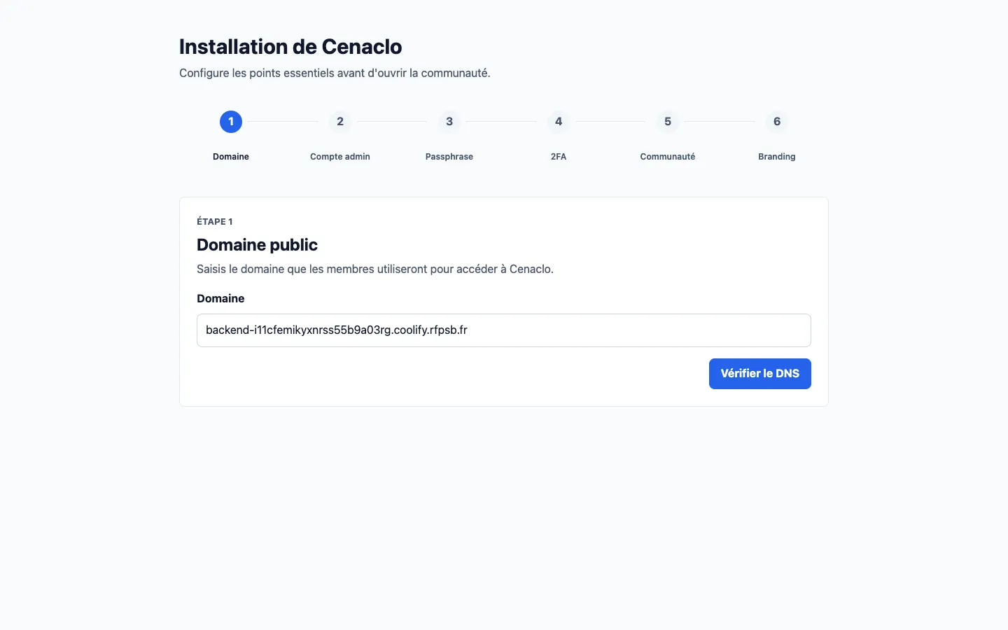 Wizard d’installation Cenaclo à l’étape 1 : les six étapes numérotées Domaine, Compte admin, Passphrase, 2FA, Communauté et Branding, au-dessus d’un champ « Domaine public » prérempli et d’un bouton « Vérifier le DNS ».